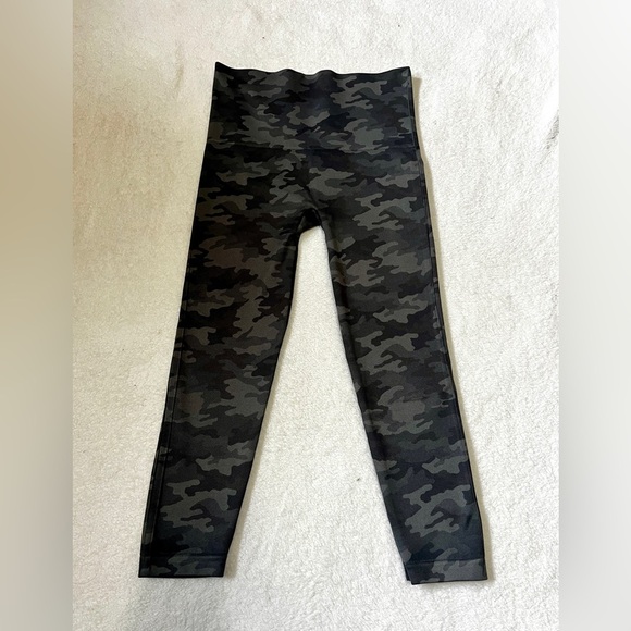 SPANX Seamless Camouflage Cropped Leggings - Large - Picture 2 of 9